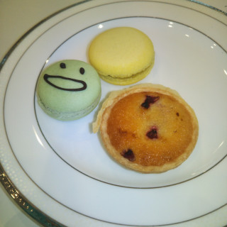 試食で頂いたスイーツでスリマカロンとタルトです。
