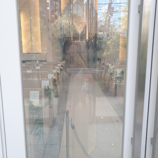 入場の扉。普段は曇りガラスだが、演出でこのように透明にできる