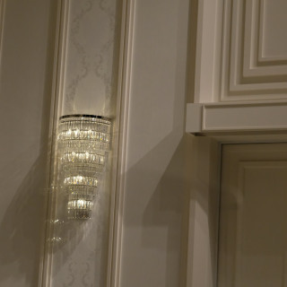 披露宴会場の壁も真っ白でシャンデリア調のライトがある。
