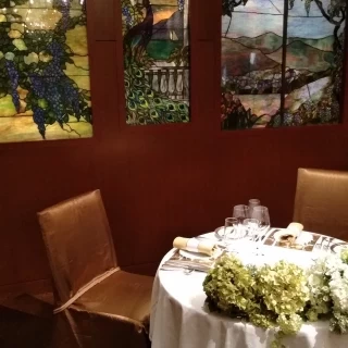 広い方の披露宴会場。こちらもステンドグラスがありました