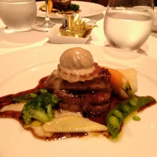 スペシャリティ。牛フィレ肉、フォアグラソテー、トリュフソース