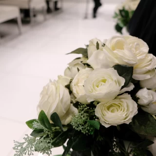 バージンロードの花も白く統一されていました。
