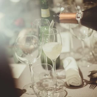 配膳のスタッフは親切な方ばかりでアルバイトは居ないそうです