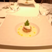 アミューズ。サーモンの生臭さも無く、塩気も程よく美味しい