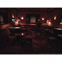 ゲストの控室になるソファーの部屋。薄暗く居心地が良い