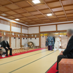 神職さんのあとに続いて入場します。|509396さんの出雲大社 北島国造館の写真(815213)