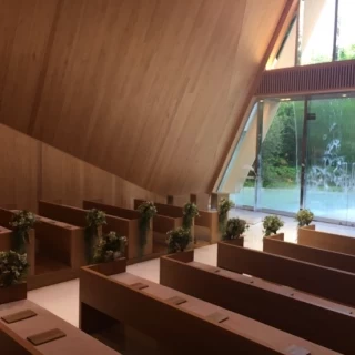 木のチャペルは滝が流れています