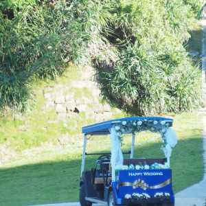 新郎新婦はこのカートでビーチへ移動します。|509443さんのKAYATSUMA OKINAWA～珊瑚の教会～の写真(671215)