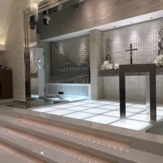 神秘的なチャペル
両サイドは水が張ってある