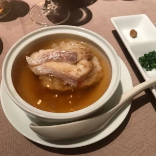 〆のお茶漬け。めでたい、で鯛入りをセレクト。薬味をお好みで。