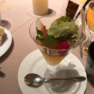 デザート。ピスタチオのアイスとりんごのジュレ。