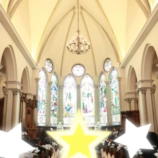 大きなステンドガラスが太陽の光も入ってすごくきれいだった