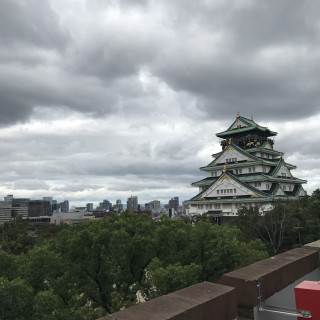 屋外ガーデンチャペルから眺める大阪城。