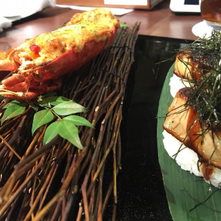 右がフォアグラ寿司、左は海老の上に雲丹が乗っており、大変美味