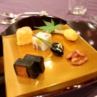 手網黄身寿司 姫慈姑松笠 昆布巻き 黒豆松葉 季節の一品