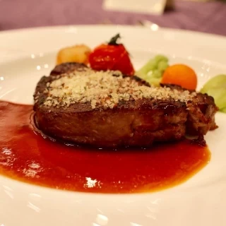 牛フィレ肉のハーブチーズ焼き マルサラソース