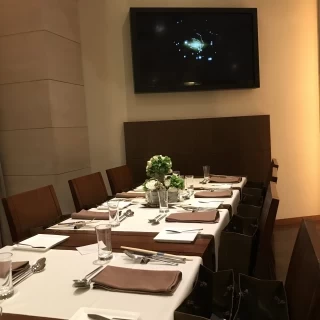 サブモニター、メインモニターが見にくい席の近くにあります