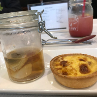 見た目も楽しめる味も美味しいお料理。スープとキッシュ