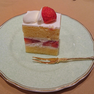 試食2、お皿の色合いでケーキが映えます