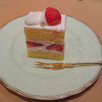 試食2、お皿の色合いでケーキが映えます