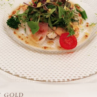 前菜の魚介サラダ。
生魚が苦手なので火を通して頂きました。