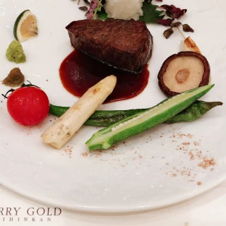 メインのお肉。
とても柔らかく、見た目にも楽しめます！