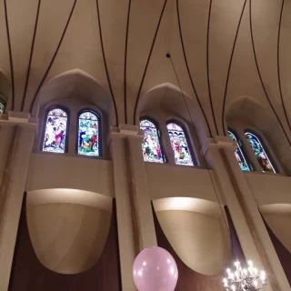 式場内の壁～天井