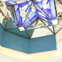 チャペルの天井のステンドグラス