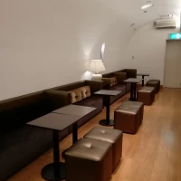 挙式前親族控室。元ワイン蔵で細長い