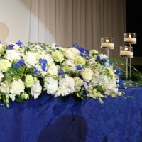 メインテーブル装花は上品な白とブルー、両脇にキャンドル