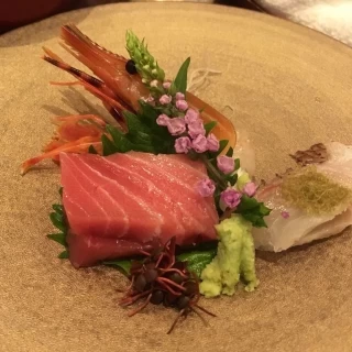お造り。マグロ、ボタン海老など。