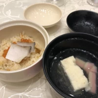 鮑、いくら、ウニの炊き込みご飯とお吸い物。かなり美味しい！