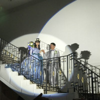 階段からのカラードレスでの入場はとてもきれいです。