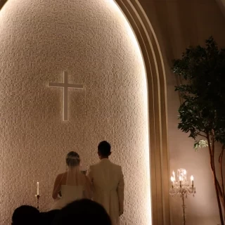自然光が入るチャペルで綺麗です