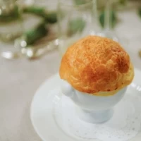 マッシュルームのクリームスープ　パイ包み焼き