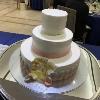 ファーストバイト後のウェディングケーキです