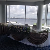 海の見える会場、窓から光が差し込みます