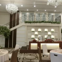 階段から新郎新婦が降りてくるそうです！