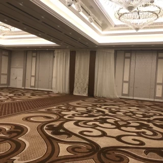 二間続きの会場