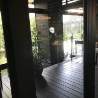 高砂後ろの開放的な窓