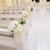 基本プラン内のチャペル装花。