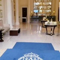 入口に入ってすぐの待ち合いスペース。一番奥が受付。