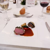 子羊鞍下肉のローストにレモンとバジルのアクセント