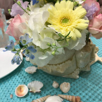 テーブル装花。貝殻の花瓶
