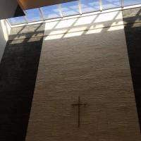 天井が高くて、光が入る明るい空間でした！