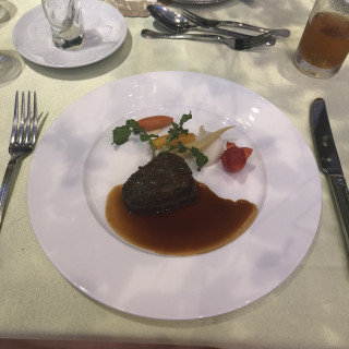 光の加減で暗いですが、とても美味しい肉料理でした。