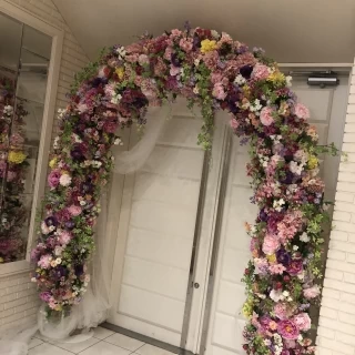 チャペル退場口にある、花のゲートです。