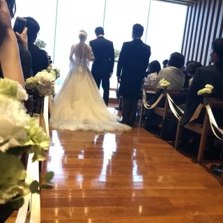 床の木目に対し、素敵なドレスが映えます。