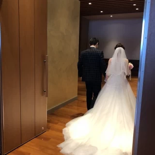 後方の大きな扉から入場・退場します。