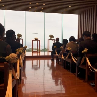 逆光で少し暗いですが、素敵な挙式会場でした。